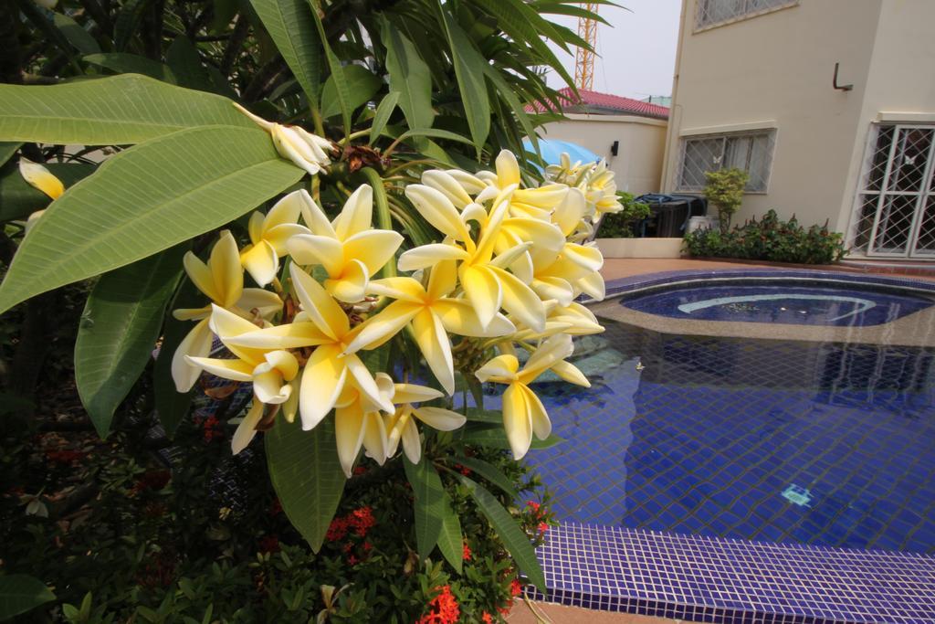 Butterfly Garden Boutique Residences Apts And Villas, A Lifestyle Destination Ex Lg 1-3 Bedroom Units , Full Kitchen, 2 Full Bathrooms, Rain Shower, Spa Bath, Free Bbq, Free Fast Fiber Optic Wifi, Staff 24-7 Pattaya Rum bild